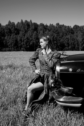 性感田园风黑白人体模特写真艺术图片